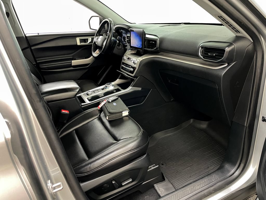 Used 2020 Ford Explorer XLT w/ Equipment Group 202A AWD/4WD image 40
