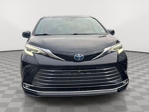 Used 2023 Toyota Sienna Platinum image 2