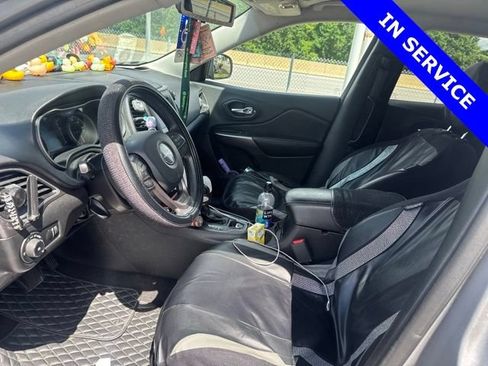 Used 2019 Jeep Cherokee Latitude w/ Popular Appearance Group FWD image 7