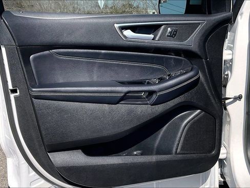 Used 2018 Ford Edge Titanium w/ Technology Package image 17