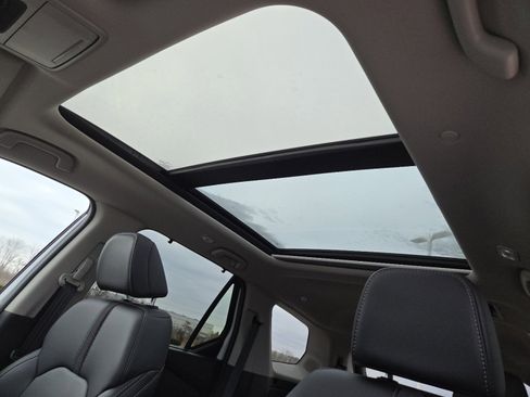 Used 2025 Honda Pilot Touring image 4