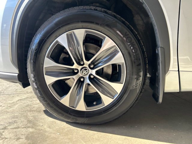 Used 2022 Toyota Highlander XLE AWD/4WD image 9