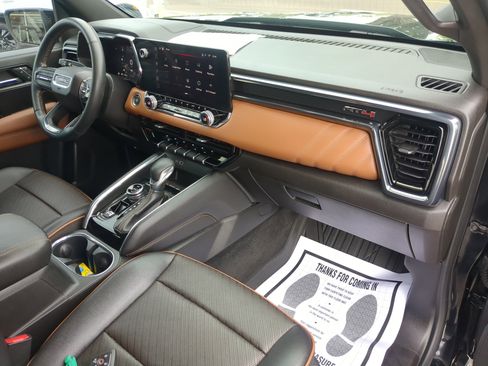 Used 2023 GMC Canyon AT4 w/ AT4 Premium Package image 11