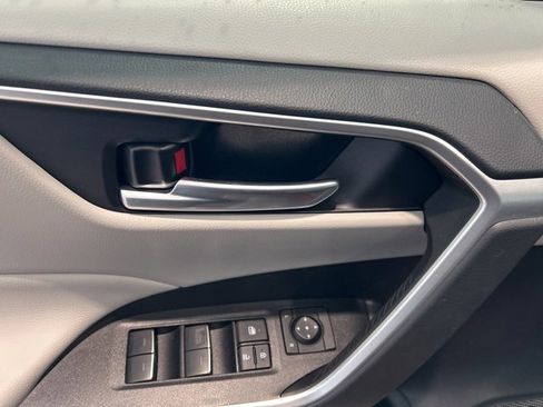 Used 2025 Toyota RAV4 XLE w/ Convenience Package image 10