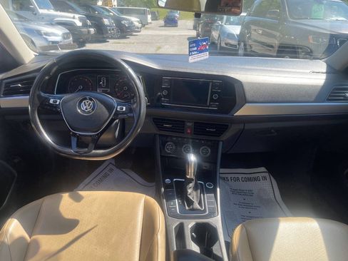 Used 2019 Volkswagen Jetta SE w/ Cold Weather Package FWD image 22