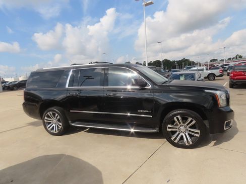 Used 2017 GMC Yukon XL Denali w/ Open Road Package AWD/4WD image 10