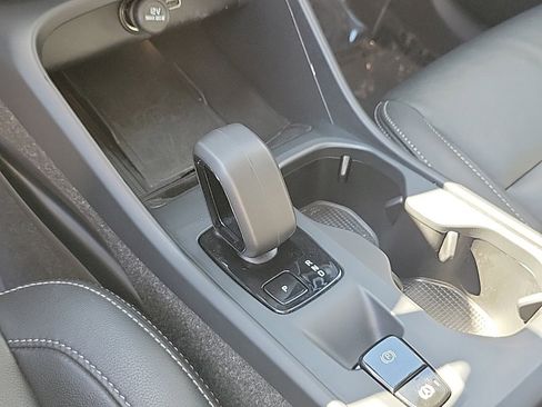 Used 2025 Volvo XC40 B5 Core image 22