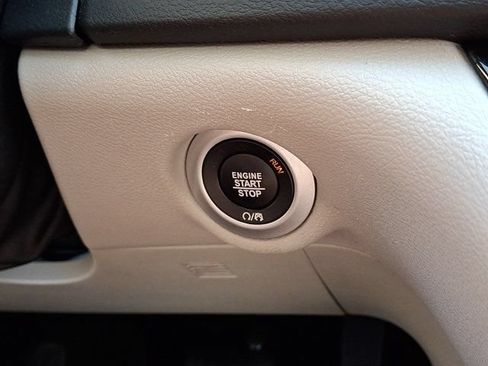 Certified 2024 Chrysler Pacifica Touring-L FWD image 28