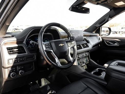 Used 2022 Chevrolet Suburban LT w/ Luxury Package image 2