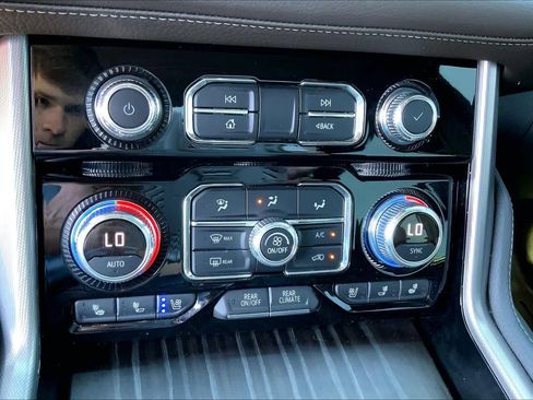 Used 2022 GMC Yukon XL Denali AWD/4WD image 34