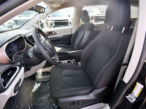 Used 2024 Chrysler Voyager LX FWD image 14