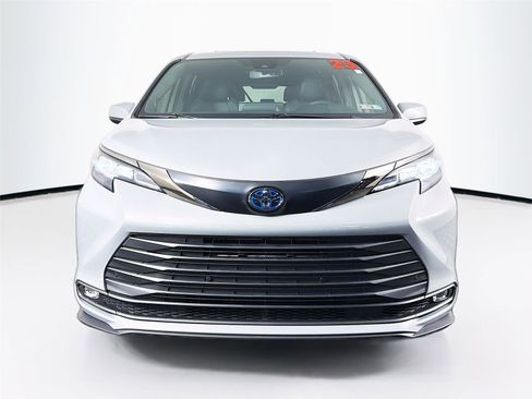 Used 2023 Toyota Sienna XLE Woodland Edition AWD/4WD image 6