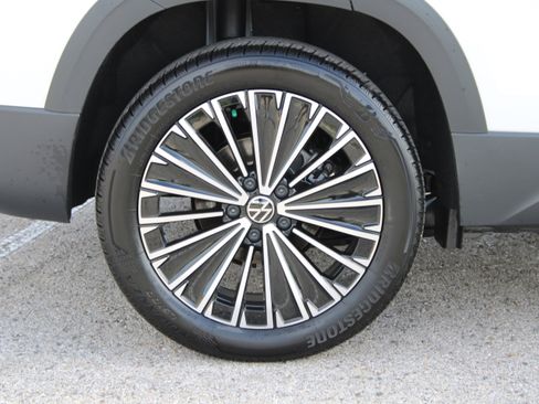 New 2025 Volkswagen Taos SE image 19