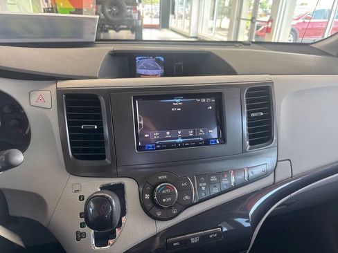 Used 2014 Toyota Sienna SE FWD image 46