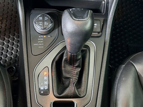 Used 2019 Jeep Cherokee Trailhawk w/ Comfort/Convenience Group AWD/4WD image 25
