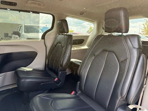 Used 2024 Chrysler Pacifica Touring-L FWD image 13