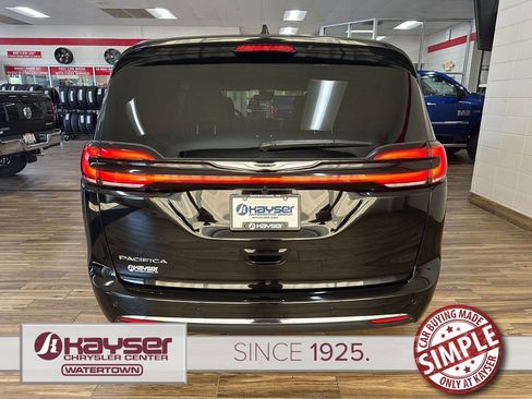 New 2026 Chrysler Pacifica Select image 4