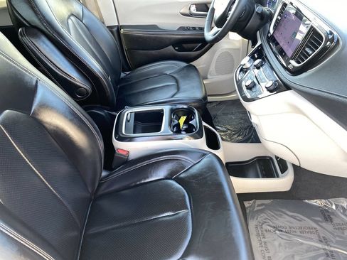 Used 2023 Chrysler Pacifica Touring-L FWD image 10