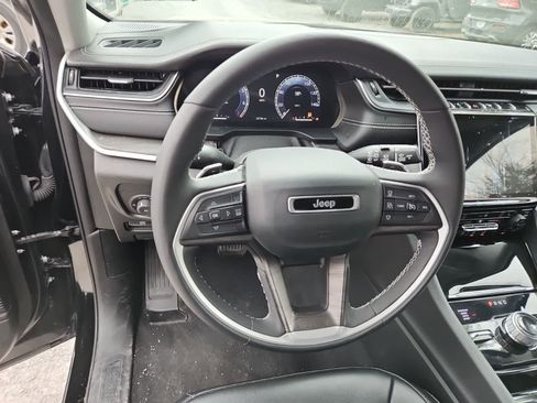 Used 2023 Jeep Grand Cherokee Limited image 12