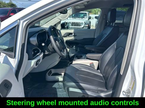 Certified 2024 Chrysler Pacifica Touring-L FWD image 11