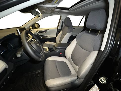 Used 2025 Toyota RAV4 XLE w/ Convenience Package AWD/4WD image 9