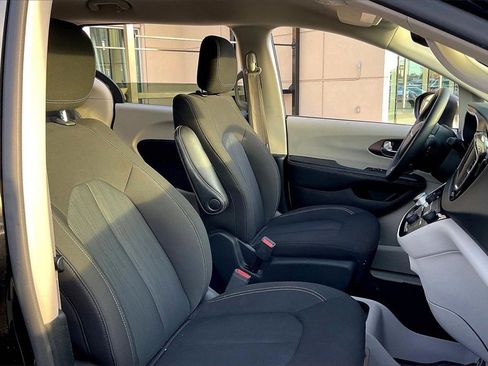 Used 2023 Chrysler Voyager LX image 32