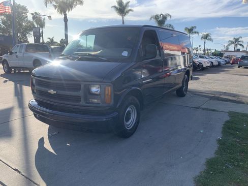 Used 2000 Chevrolet Express 1500 image 1