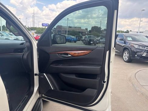 Used 2015 Cadillac Escalade Luxury AWD/4WD image 26