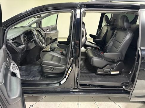 Used 2018 Toyota Sienna SE FWD image 11