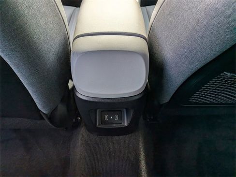 Used 2025 Hyundai Elantra Limited image 29