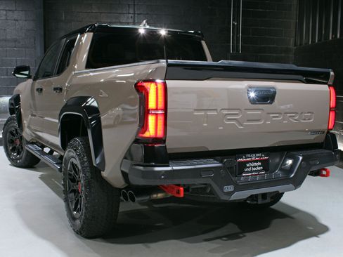 Used 2025 Toyota Tacoma Limited AWD/4WD image 11