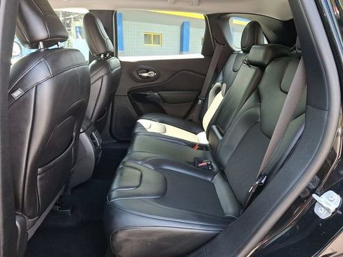 Used 2019 Jeep Cherokee Latitude Plus AWD/4WD image 8