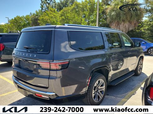 Used 2023 Jeep Wagoneer L Series II RWD image 5