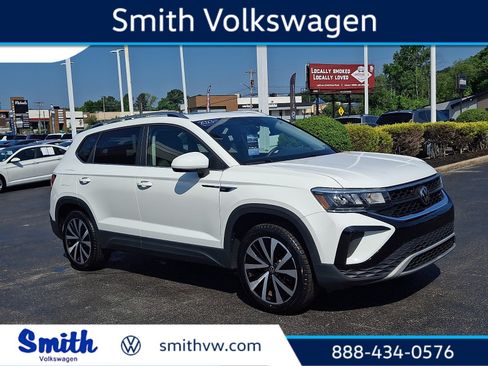 Certified 2023 Volkswagen Taos SE w/ Panoramic Sunroof Package AWD/4WD image 1
