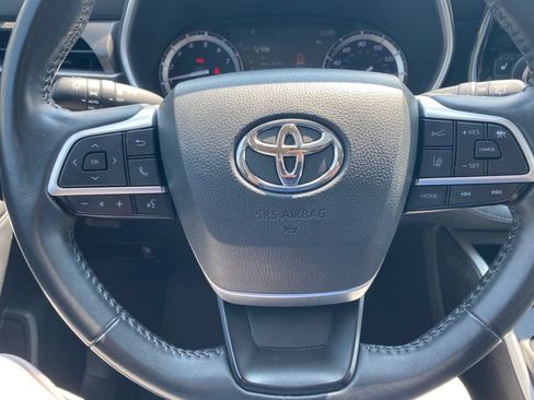 Used 2022 Toyota Highlander XLE AWD/4WD image 7