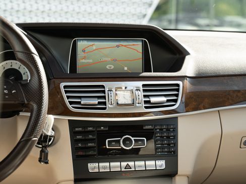 Used 2014 Mercedes-Benz E 350 4MATIC Sedan image 9