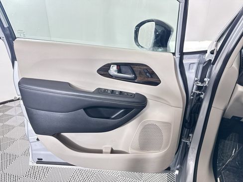 Used 2024 Chrysler Pacifica Limited image 28