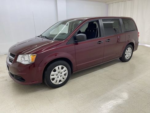 Used 2019 Dodge Grand Caravan SE w/ UConnect Hands-Free Group image 1