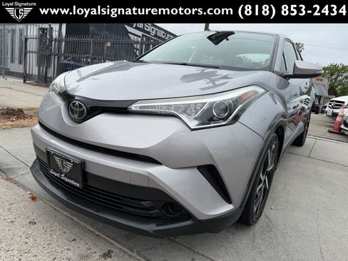 Used 2019 Toyota C-HR XLE FWD image 3