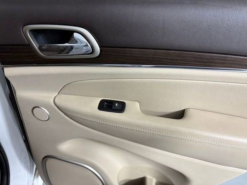 Used 2017 Jeep Grand Cherokee Overland w/ Jeep Active Safety Group image 15