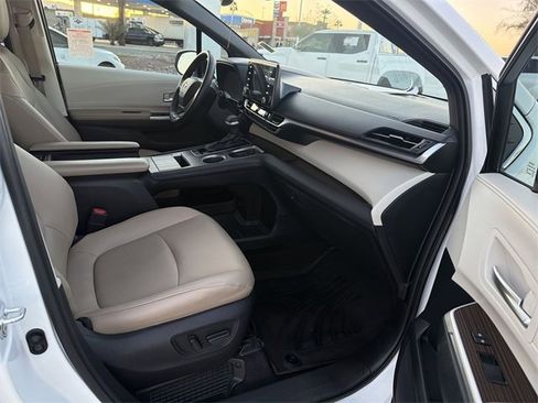 Certified 2021 Toyota Sienna XLE image 28
