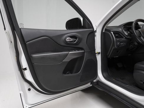 Used 2019 Jeep Cherokee Limited image 15