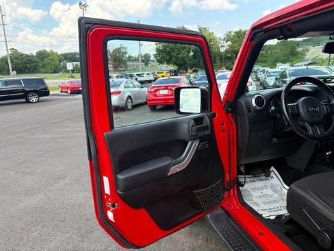 Used 2014 Jeep Wrangler Unlimited Sahara w/ Dual Top Group AWD/4WD image 17