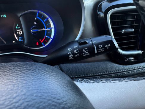 Used 2019 Chrysler Pacifica Limited w/ Advanced Safetytec Group FWD image 37