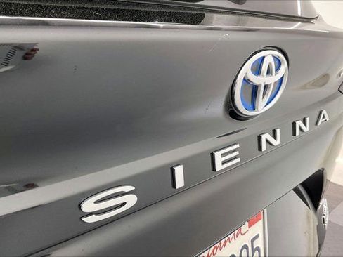 Used 2024 Toyota Sienna Limited image 32