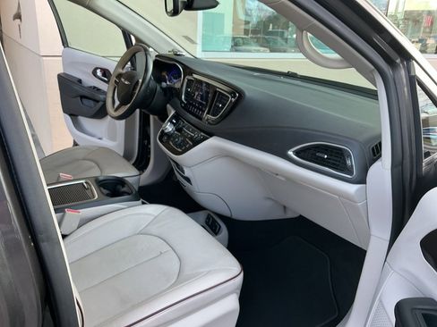 Used 2018 Chrysler Pacifica Limited w/ Tire & Wheel Group image 17