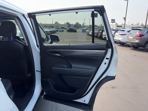 Used 2024 Toyota Highlander Limited AWD/4WD image 15