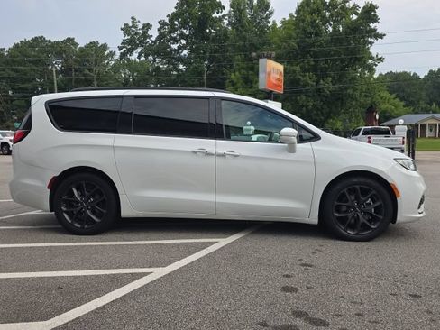 Used 2022 Chrysler Pacifica Touring-L w/ S Appearance Package FWD image 6
