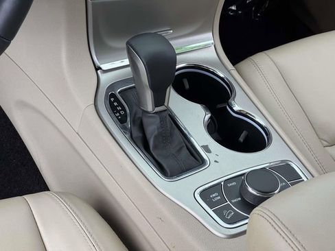 Used 2017 Jeep Grand Cherokee Limited image 23