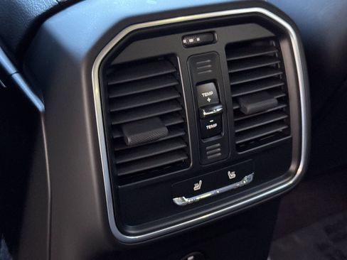 Certified 2026 Porsche Macan AWD/4WD image 15